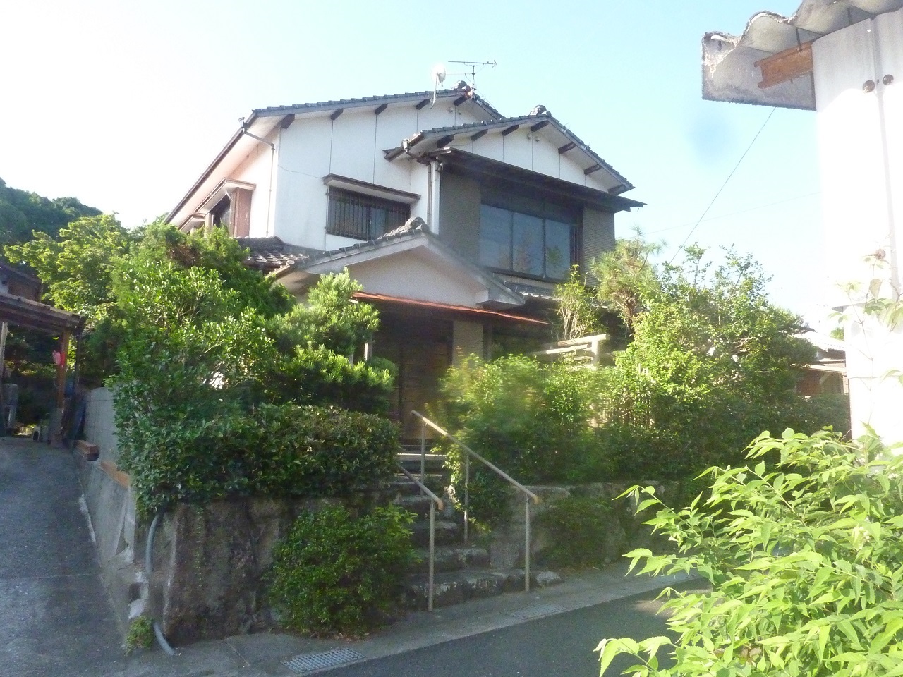 平成筑豊鉄道の人見駅近くで、閑静な高台住宅街です。